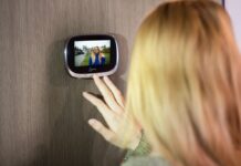 Digitální dveřní kukátko spolehlivě ochrání vaše blízké