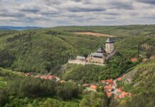 Užijte si romantiku v okolí Karlštejna. Zdejší krajina vás okouzlí